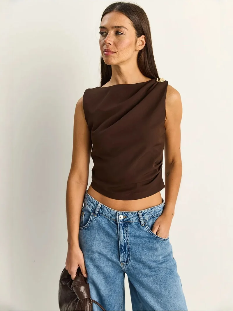 بيانكو لوتشي LUCCI Boat Neck Sleeveless Blouse with Stone Accessory
