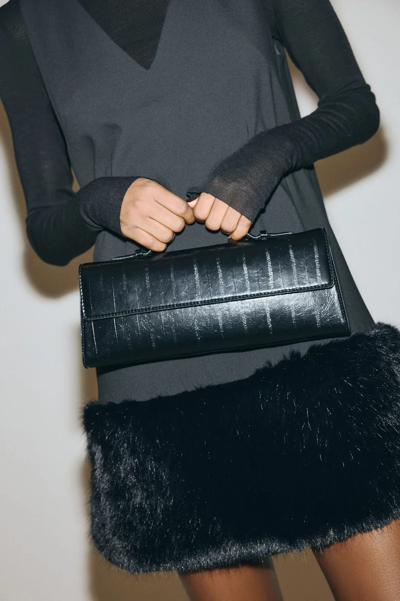 اتش اند ام فستان بقصة واسعة بياقة على شكل حرف