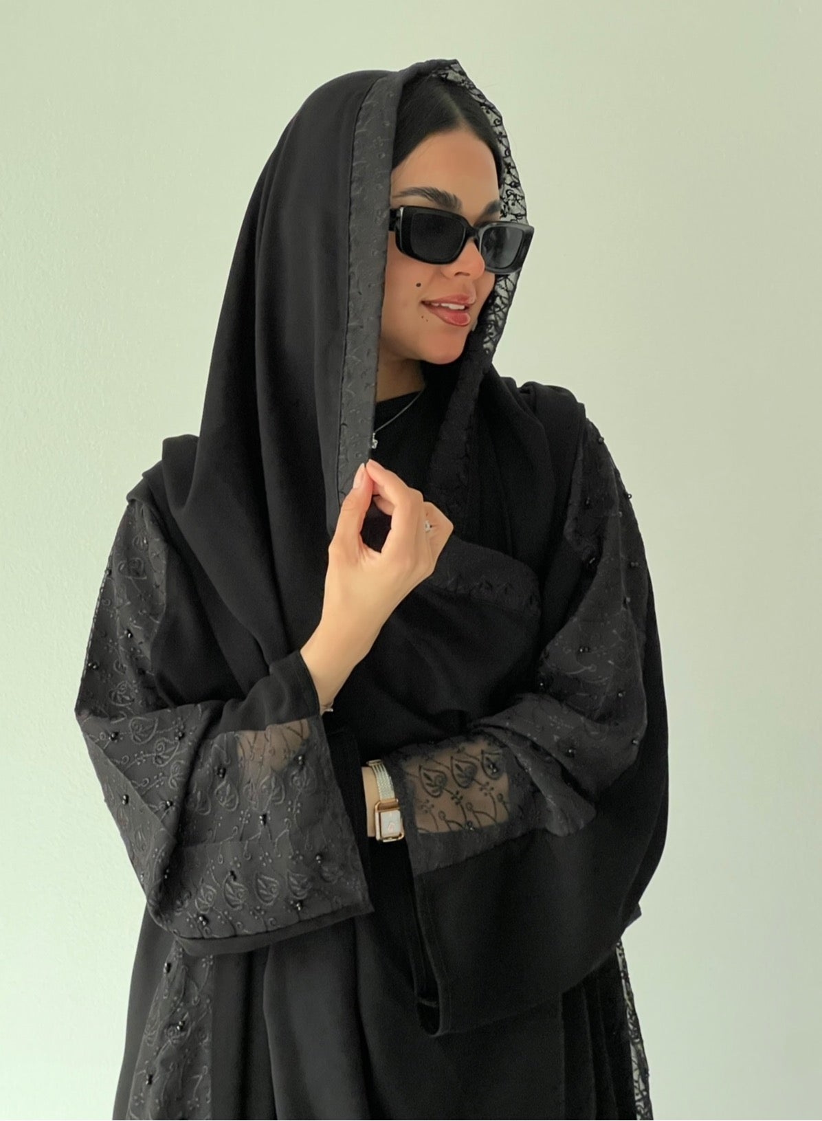 عباية كريب ملكي سوداء بتطريز أسود على الأكمام والج...