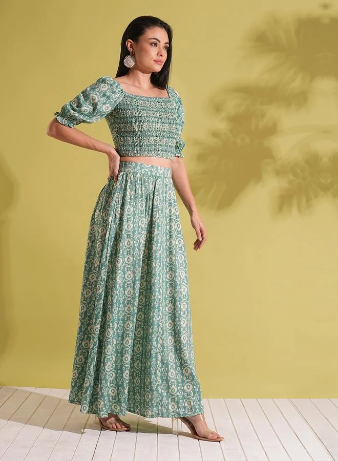 جلو باص طقم منسق من تنورة طويلة وبلوزة قصيرة