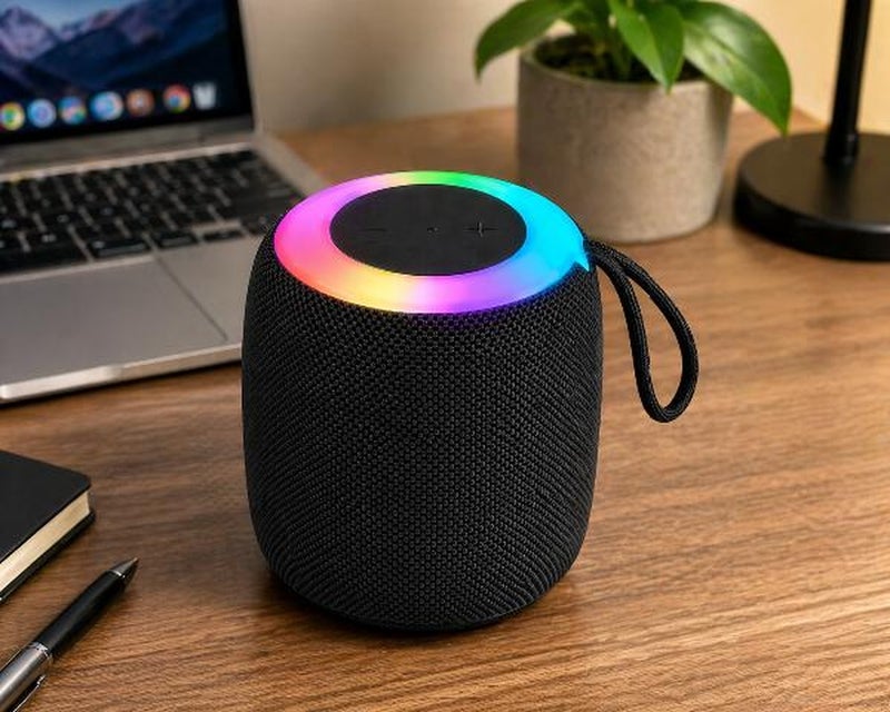 سماعة بلوتوث محمولة بإضاءة RGB – مكبر صوت لاسلكي بصوت قوي ونقي – بطارية تدوم طويلاً مع مقاومة لرذاذ الماء – تصميم صغير مع حبل حمل لسهولة التنقل – مناسبة للموبايل واللاب توب والرحلات – اختيار عملي وهديه مميزة - Image 3