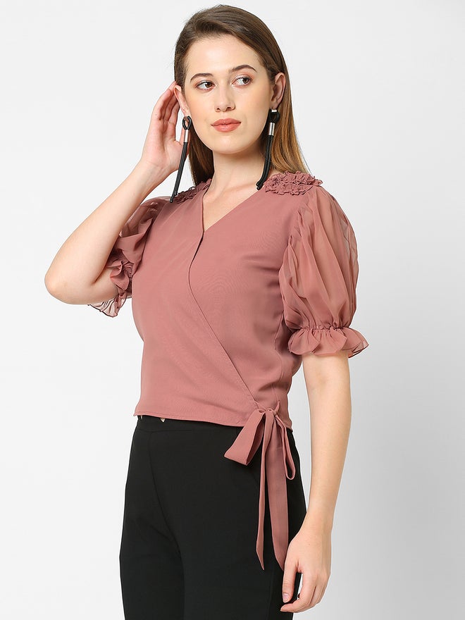 ميش بلوزة بلون خشب الورد بتصميم لفّ مع تفاصيل مكشكشة - Image 4