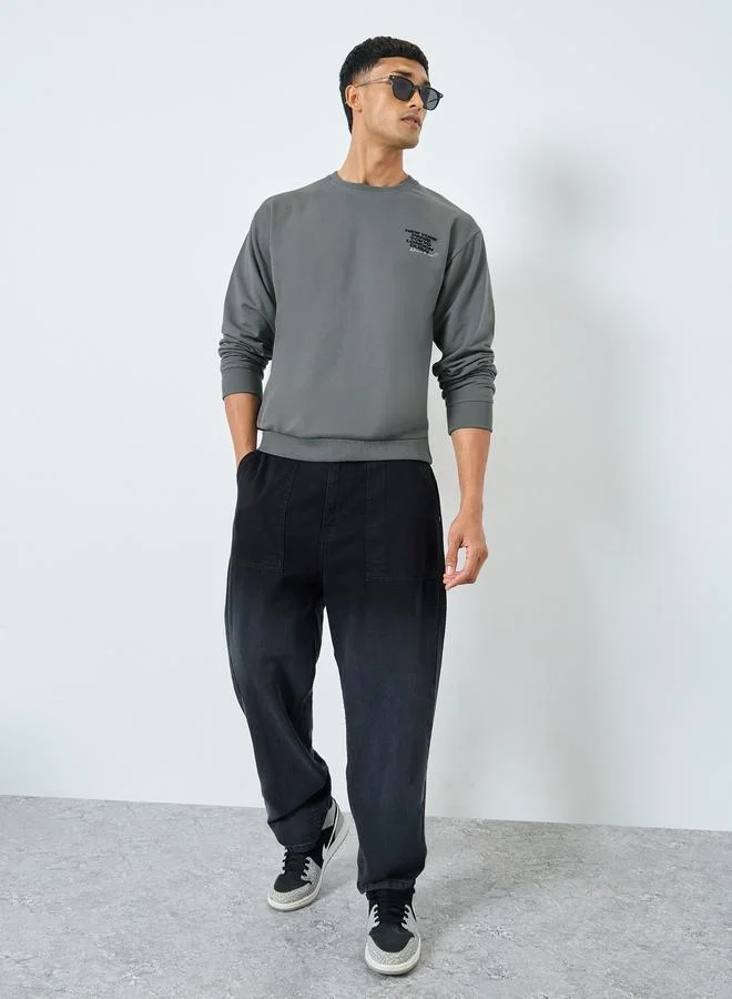 ستايلي سويت شيرت رمادي بقصة مريحة بطبعة كتابة للرجال