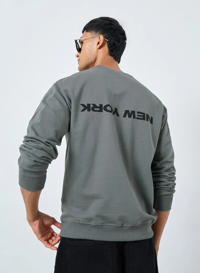 ستايلي سويت شيرت رمادي بقصة مريحة بطبعة كتابة للرجال