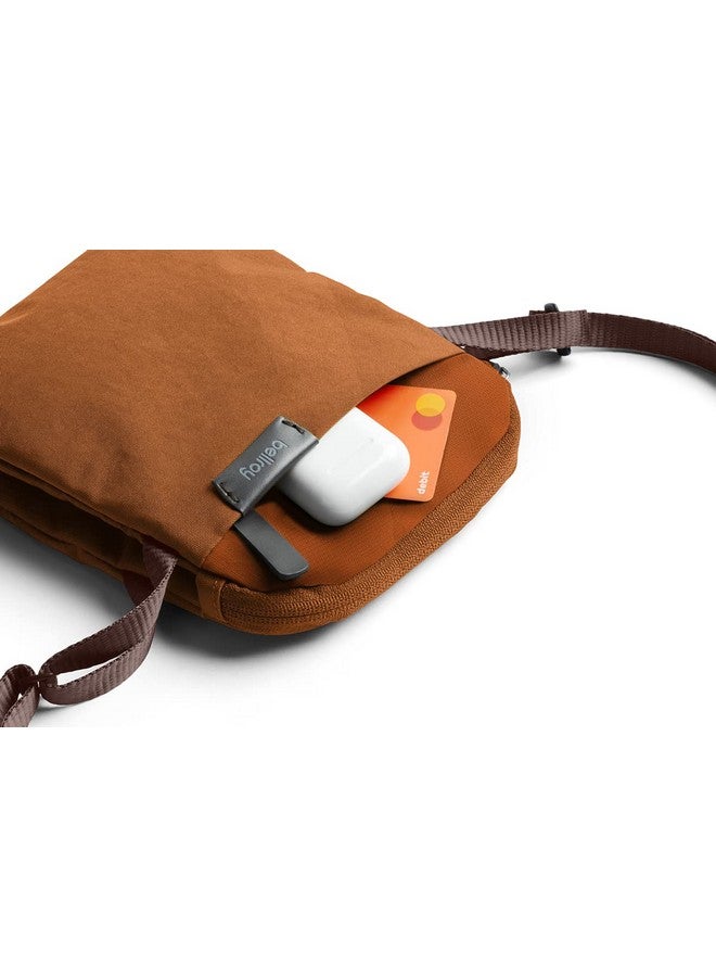 BELLROY حقيبة المدينة (حقيبة كتف لقراءة الكتب الإلكترونية أو محفظة صغيرة للتابلت أو الهاتف) برونزي - Image 4
