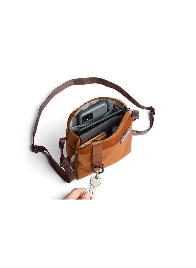 BELLROY حقيبة المدينة (حقيبة كتف لقراءة الكتب الإلكترونية أو محفظة صغيرة للتابلت أو الهاتف) برونزي - Image 3