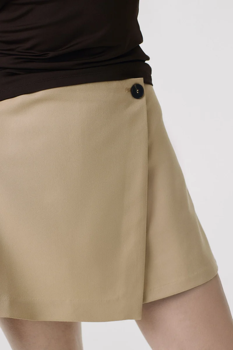 اتش اند ام تنورة بتصميم ملفوف