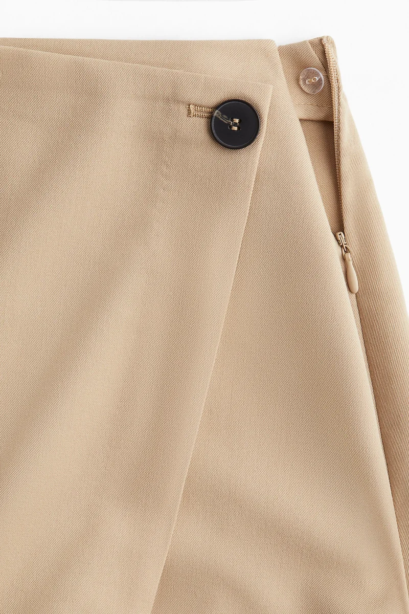 اتش اند ام تنورة بتصميم ملفوف