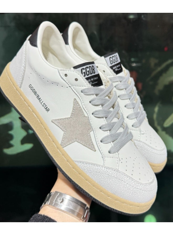 جولدن نجوم كرة الأوز الذهبية أحذية رياضية عصرية ومريحة. - Image 2