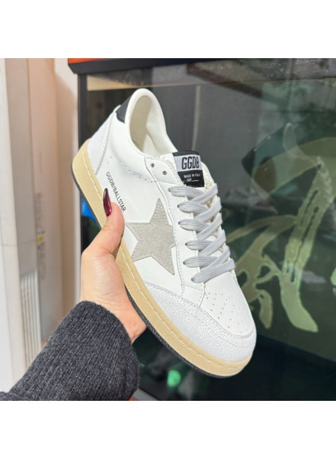 جولدن نجوم كرة الأوز الذهبية أحذية رياضية عصرية ومريحة. - Image 1