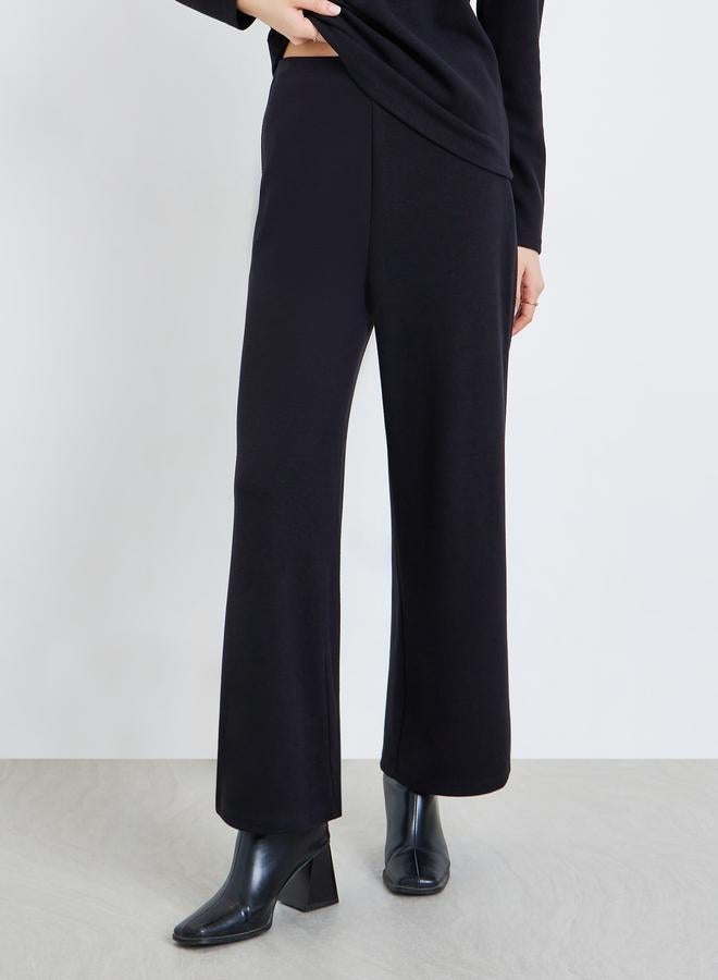 ستايلي طقم منسق من بلوزة بياقة مفتوحة بتفاصيل محبوكة وبنطال - Image 4