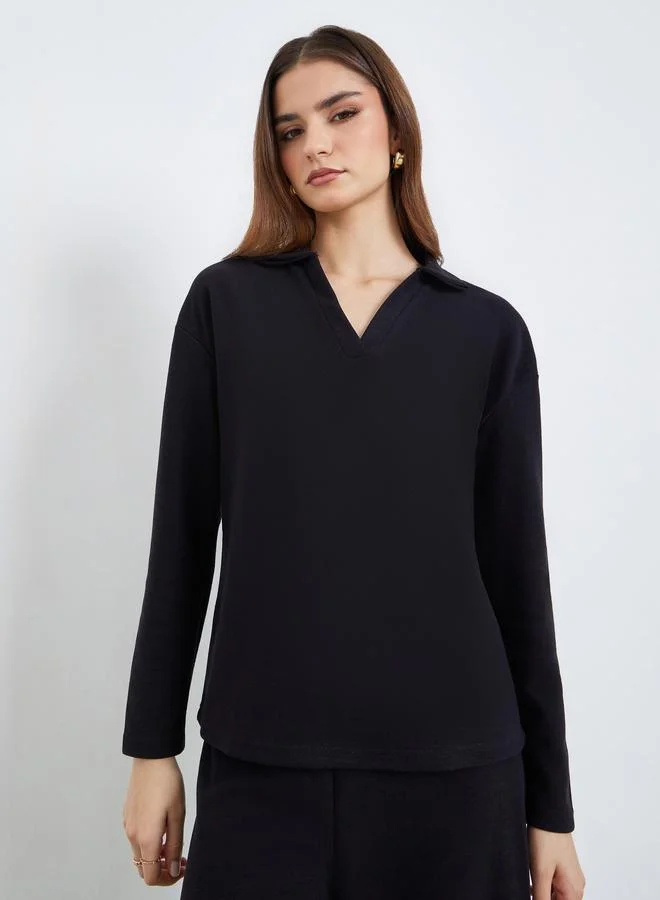 ستايلي طقم منسق من بلوزة بياقة مفتوحة بتفاصيل محبوكة وبنطال