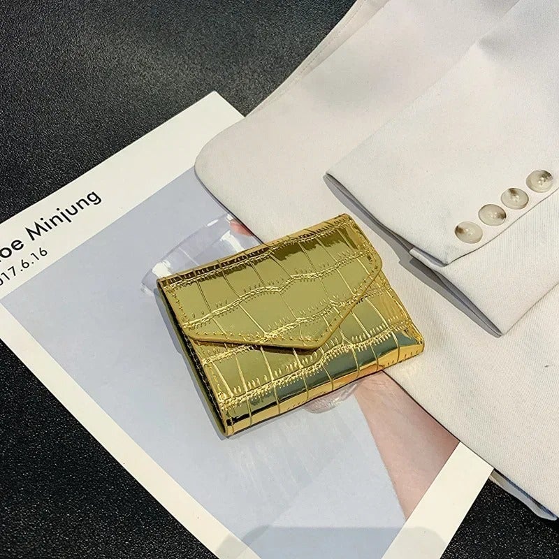 محفظة وحاملة بطاقات جلد لامع ذهبي تحتوي على جيوب متعددة للنقود والبطاقات - Image 2