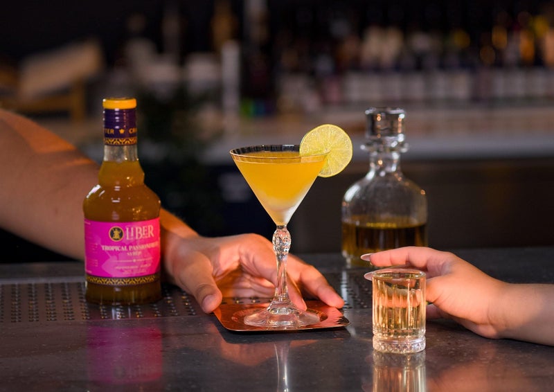 شراب ليبر & كو. من فاكهة الباشن الاستوائية (12.7 أونصة) - مزيج كوكتيل مصنوع يدويًا مع 50% عصير فاكهة الباشن - مثالي للأعاصير، ساتورن والمشروبات تيكي - Image 3