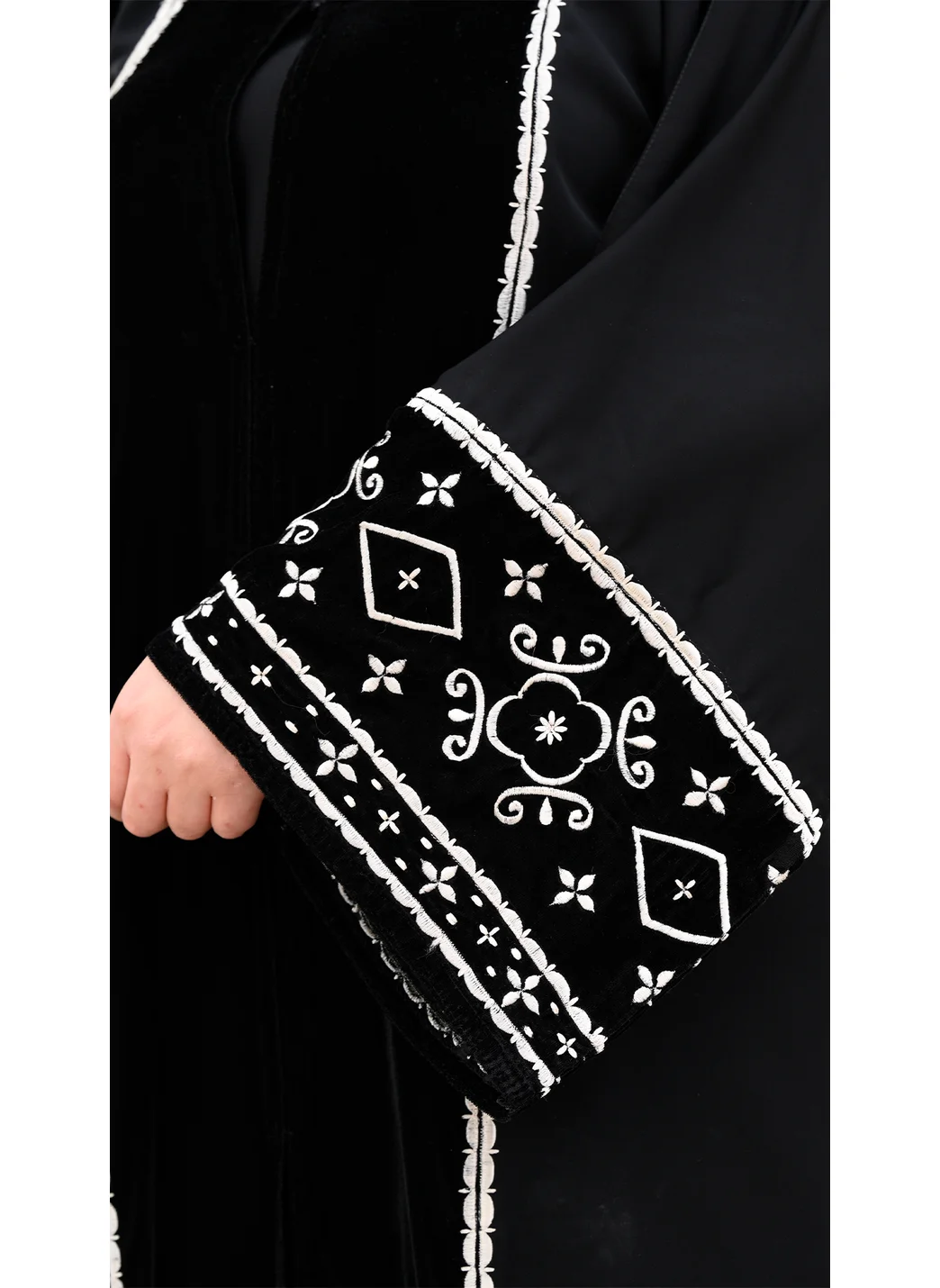 النخبة Black velvet abaya with intricate embroidery work-647