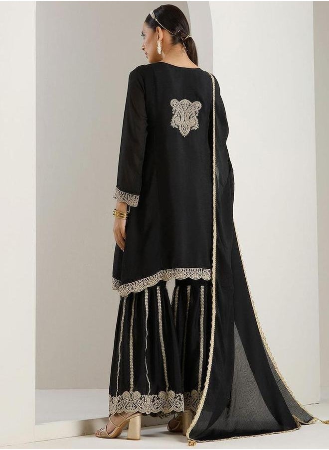 ISHIN Embroidered Long Sleeve Kurta and Sharara with Dupatta Set by Styli  - Image 4