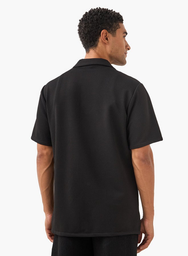 سبلاش فيڤ قميص بقصة عادية بياقة كامب وأكمام قصيرة بنسيج دوبي - Image 3