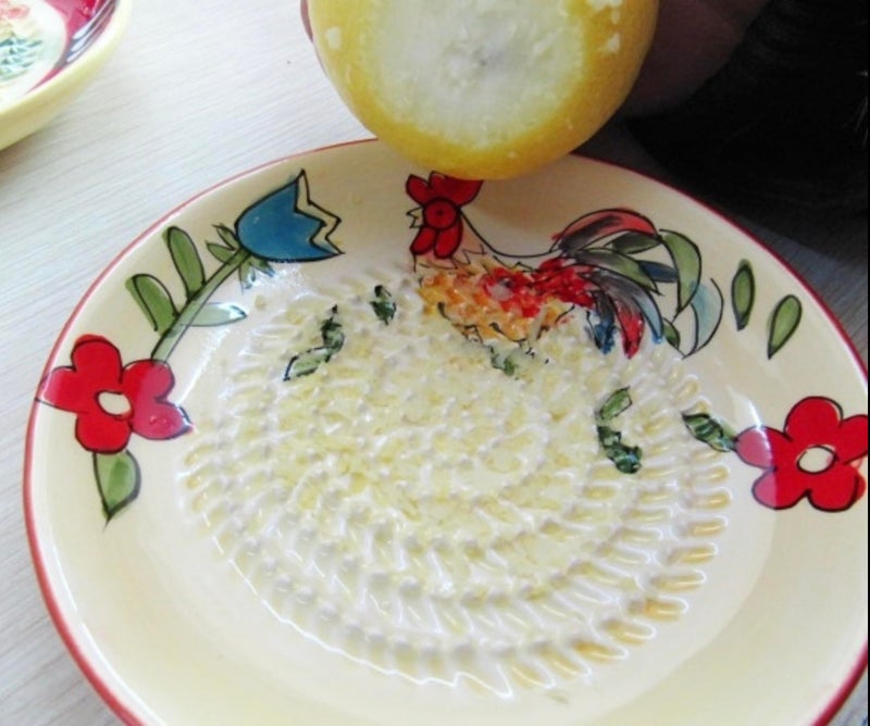 BonCera, All-in-one Premium Ceramic Garlic Grater Plate 4-Piece Set - Rooster Design, Classic Style - For Garlic, Ginger, Chocolate, and more! - Comes with 5.25" Plate, Peeler, Brush, and Stand - Image 5