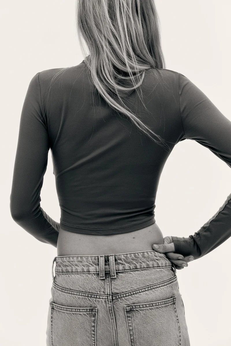 اتش اند ام بلوزة بقبة عالية