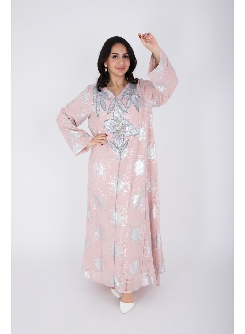 اكسا جلابية بتصميم كلاسيكي بنقوش فضية وردية - Image 1