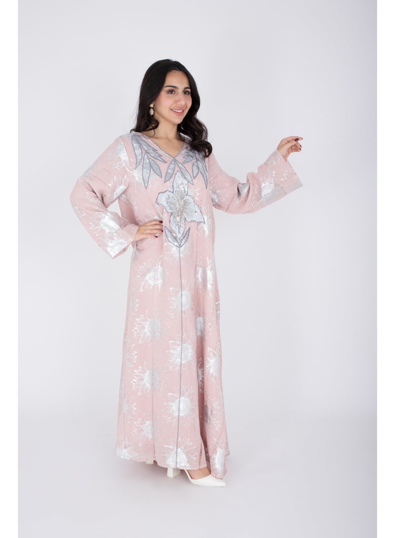 اكسا جلابية بتصميم كلاسيكي بنقوش فضية وردية - Image 3