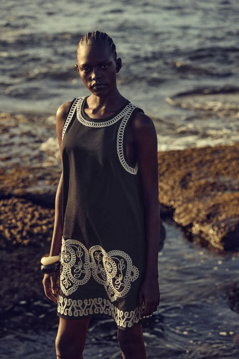 اتش اند ام فستان بطول الركبة بتصميم مطرز