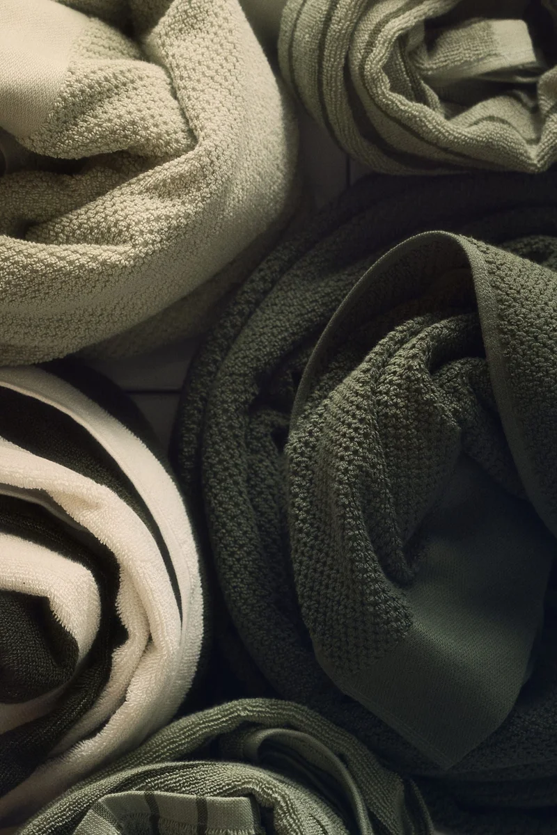 اتش اند ام منشفة للحمام من نسيج تيري القطني