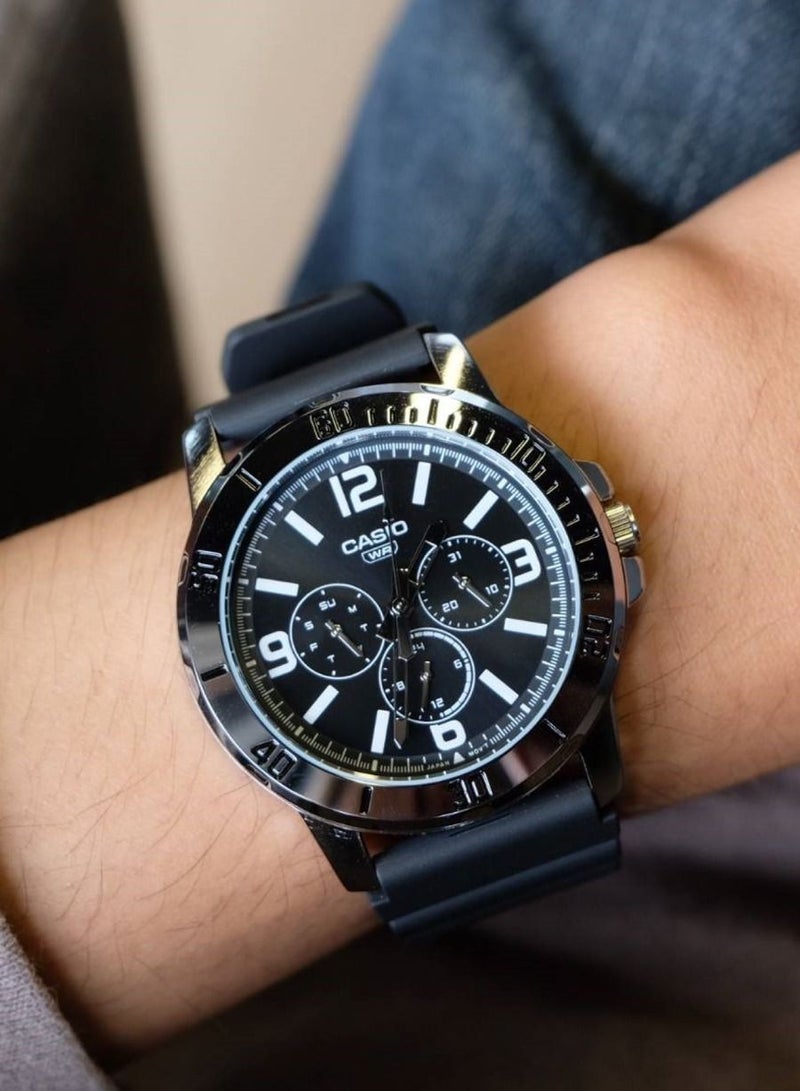 CASIO ساعة انالوج بمينا سوداء وسوار من الراتنج للرجال MTP-VD300-1B - Image 4