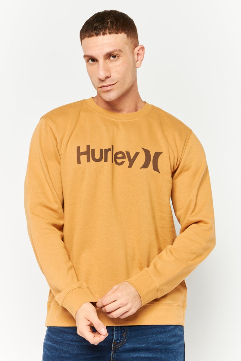 Hurley سويت شيرت رجالي بأكمام طويلة وياقة دائرية، لون بني فاتح، بشعار العلامة التجارية - Image 1