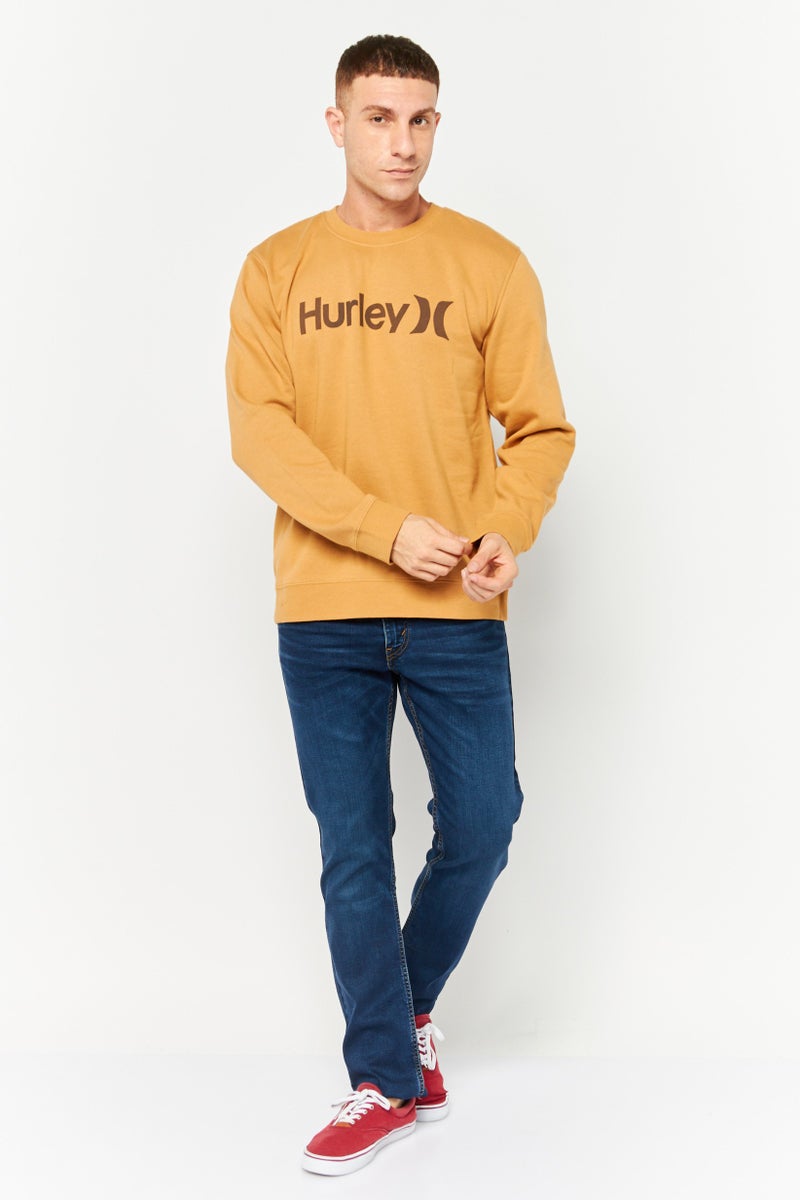 Hurley سويت شيرت رجالي بأكمام طويلة وياقة دائرية، لون بني فاتح، بشعار العلامة التجارية - Image 2