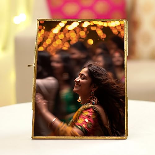 BEHOMA Vintage Style,Brass & Glass Metal Floating Rectangular Picture Tabletop Frame With Locket Closure For Home Decor,Birthday,Anniversary(6X8 Vertical,Antique Gold),5x7 Inches - Image 1