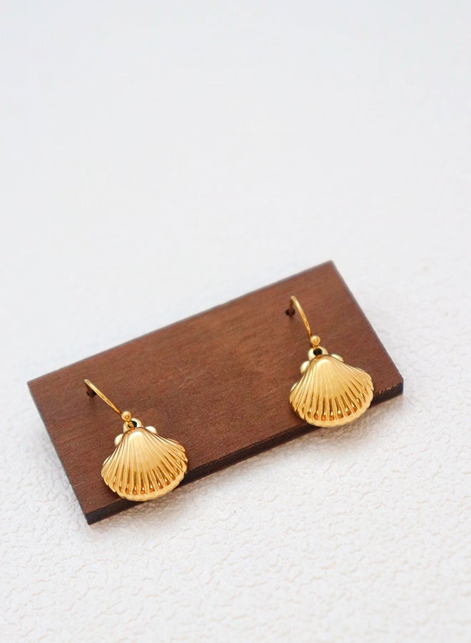 أقراط صدفية للنساء، مجوهرات ذات طابع بحري من الفولاذ المقاوم للصدأ، بلون ذهبي غير لامع، أنيقة وجذابة بتصميم محيطي شاطئي، أقراط متدلية خفيفة الوزن ومضادة للحساسية، هدية مثالية لها في أعياد الميلاد والمناسبات. - Image 1