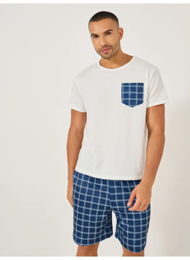Styli Styli Unwind Solid Contrast Pocket Detail T-Shirt and Checked Shorts Set