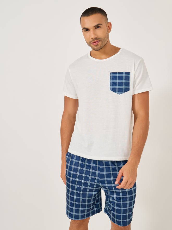 Styli Styli Unwind Solid Contrast Pocket Detail T-Shirt and Checked Shorts Set  - Image 2