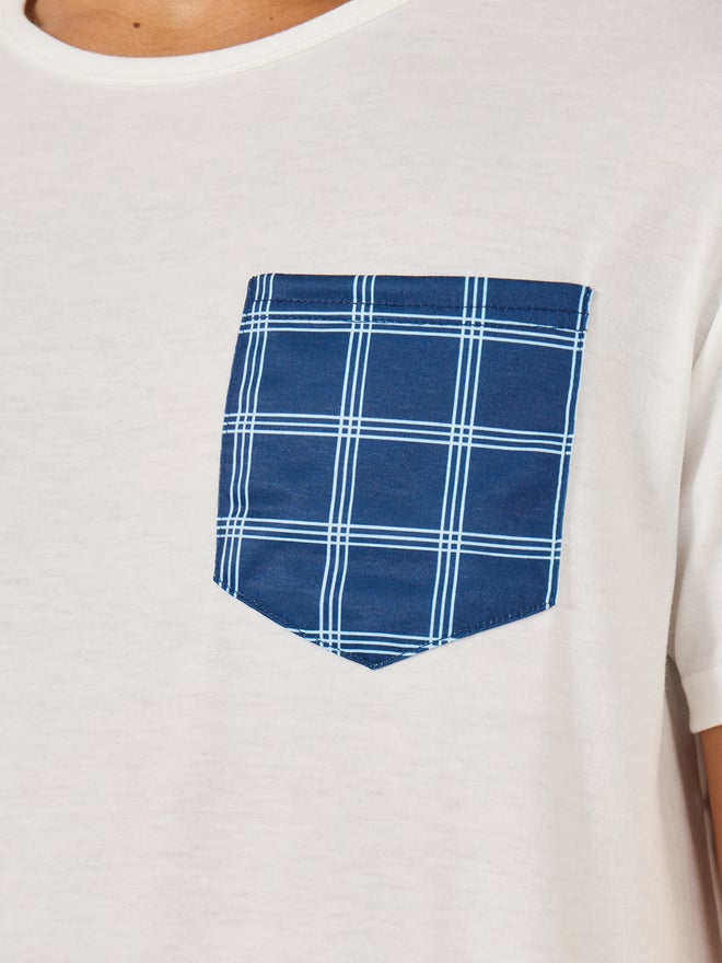 Styli Styli Unwind Solid Contrast Pocket Detail T-Shirt and Checked Shorts Set  - Image 3
