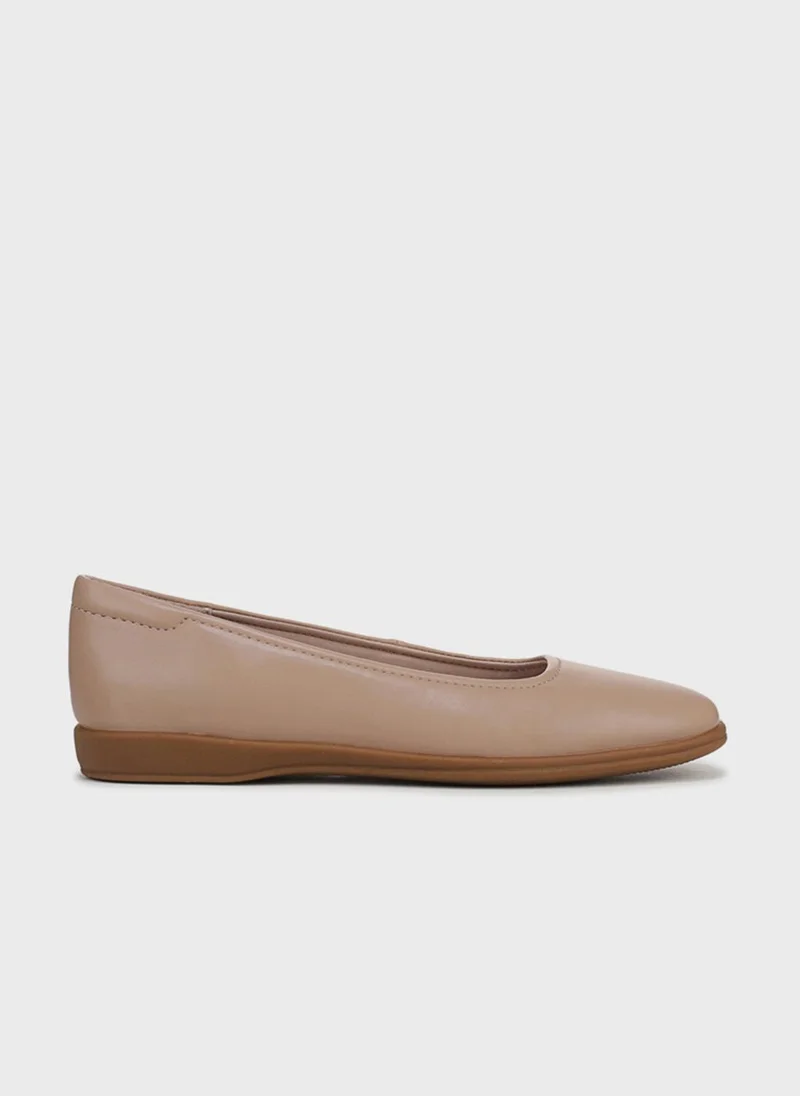 Naturalizer Womens NASOFT-FLEX Round Toe Ballet Flats, Tan