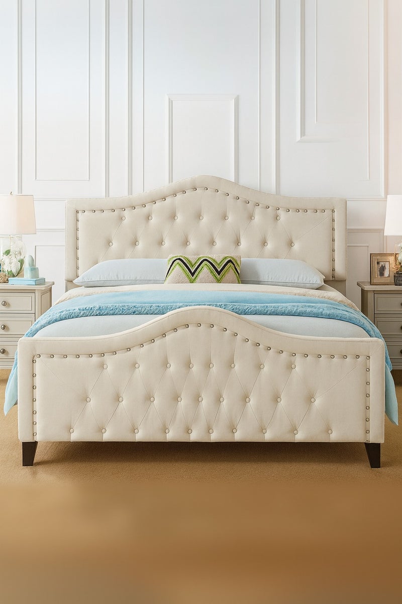 سرير KUSTOMDECO Windsor Tufted King Size - منجد فاخر على الطراز البريطاني مع لوح رأس - لمسة نهائية من القماش البيج، تصميم سرير قابل للتخصيص، مقاس كينج 180 سم × 200 سم لغرف النوم والأثاث المنزلي في الإمارات العربية المتحدة