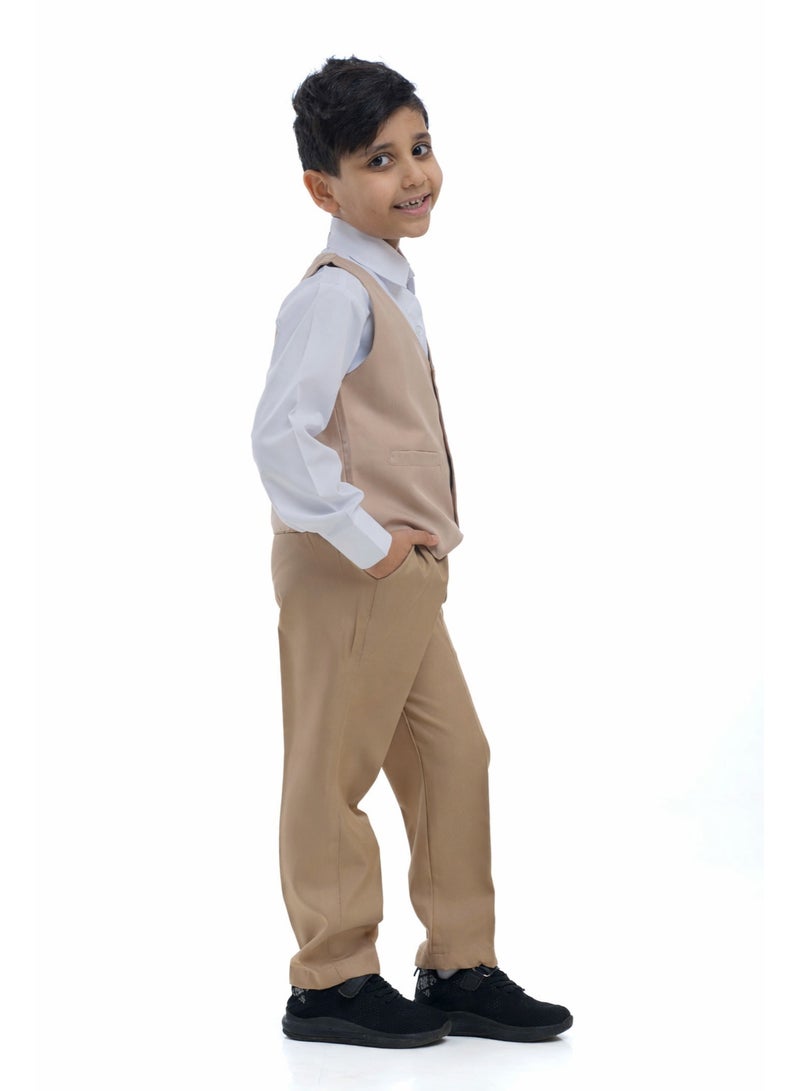 مريول لارا بدلة روضة ولادي بيج سادة – قميص أبيض مع صديري وبنطال مريح (3 قطع) - Image 3