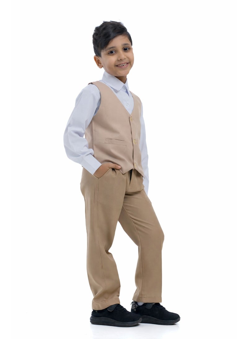 مريول لارا بدلة روضة ولادي بيج سادة – قميص أبيض مع صديري وبنطال مريح (3 قطع) - Image 1