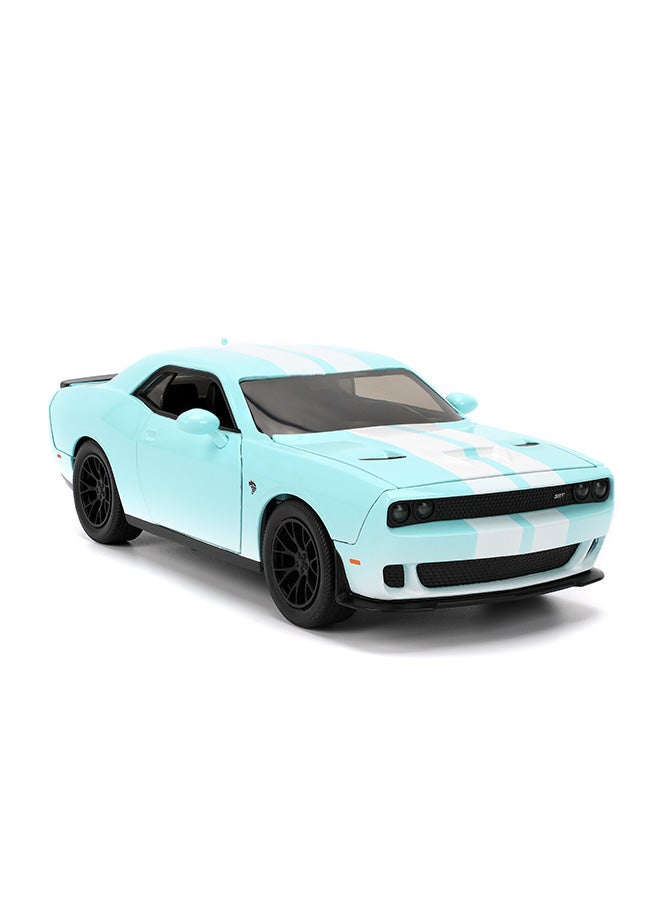 JADA Pink Slips 1:24 - 2015 Dodge Challenger, Die-Cast Car with Base, Toys for Kids and Adults - Image 3