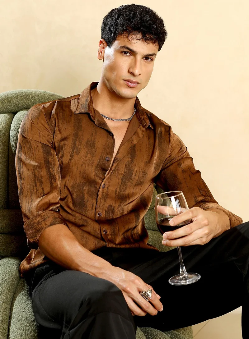 كامبوس سوترا قميص رجالي ساتان لامع بطبعة تجريدية لون بني شوكولاتة