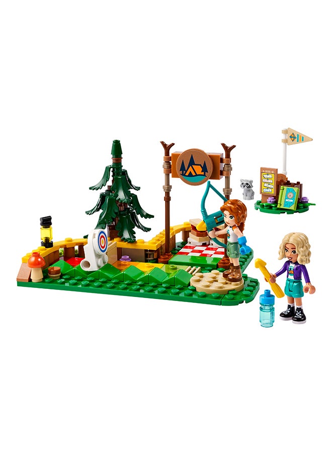 ليغو - مجموعة لعب ميدان الرماية في مخيّم المغامرات من LEGO® Friends، لعبة بناء للأطفال مع قوس وسهام لعبة للصبيان والبنات بعمر 6 سنوات أو أكثر، 2 من الدمى الصغيرة وشخصية راكون 42622 (157 قطعة) - Image 1