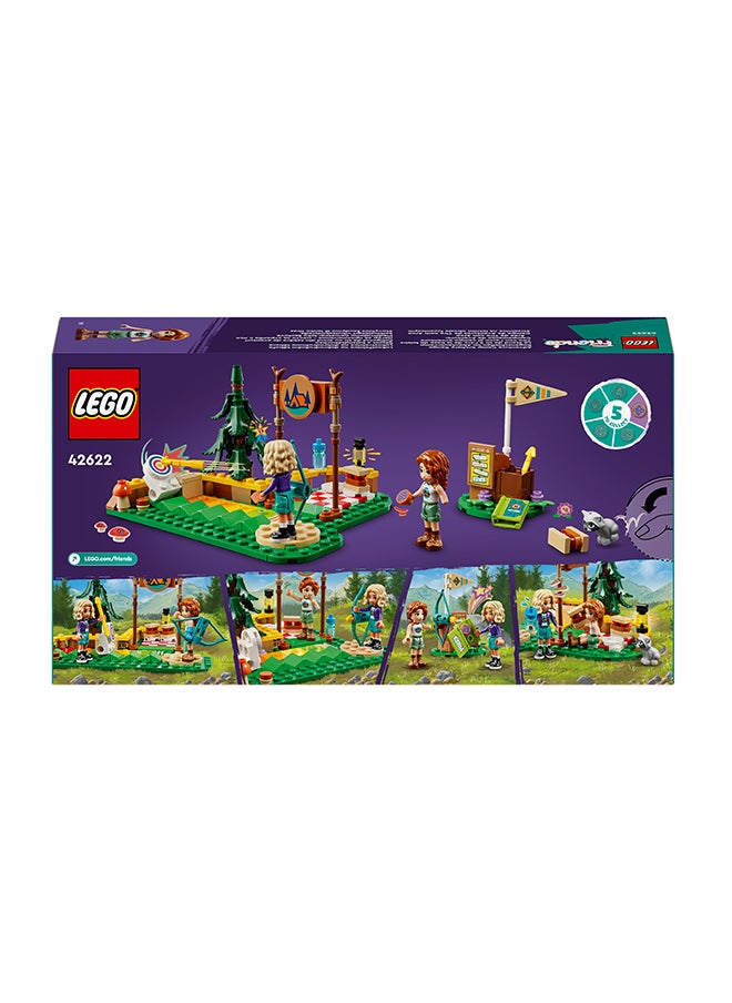 ليغو - مجموعة لعب ميدان الرماية في مخيّم المغامرات من LEGO® Friends، لعبة بناء للأطفال مع قوس وسهام لعبة للصبيان والبنات بعمر 6 سنوات أو أكثر، 2 من الدمى الصغيرة وشخصية راكون 42622 (157 قطعة) - Image 1