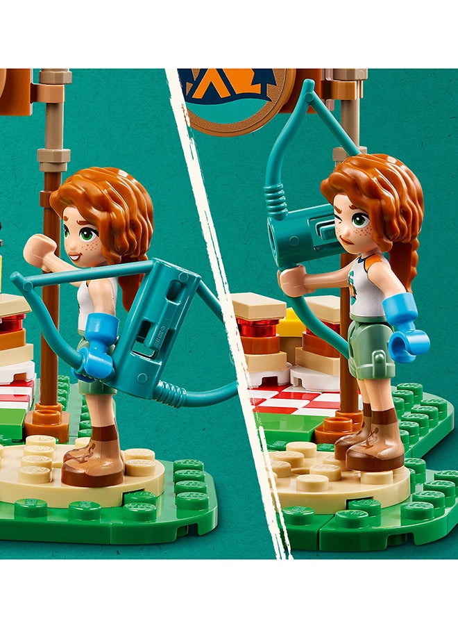 ليغو - مجموعة لعب ميدان الرماية في مخيّم المغامرات من LEGO® Friends، لعبة بناء للأطفال مع قوس وسهام لعبة للصبيان والبنات بعمر 6 سنوات أو أكثر، 2 من الدمى الصغيرة وشخصية راكون 42622 (157 قطعة) - Image 1