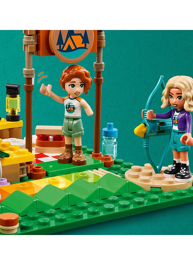 ليغو - مجموعة لعب ميدان الرماية في مخيّم المغامرات من LEGO® Friends، لعبة بناء للأطفال مع قوس وسهام لعبة للصبيان والبنات بعمر 6 سنوات أو أكثر، 2 من الدمى الصغيرة وشخصية راكون 42622 (157 قطعة) - Image 1