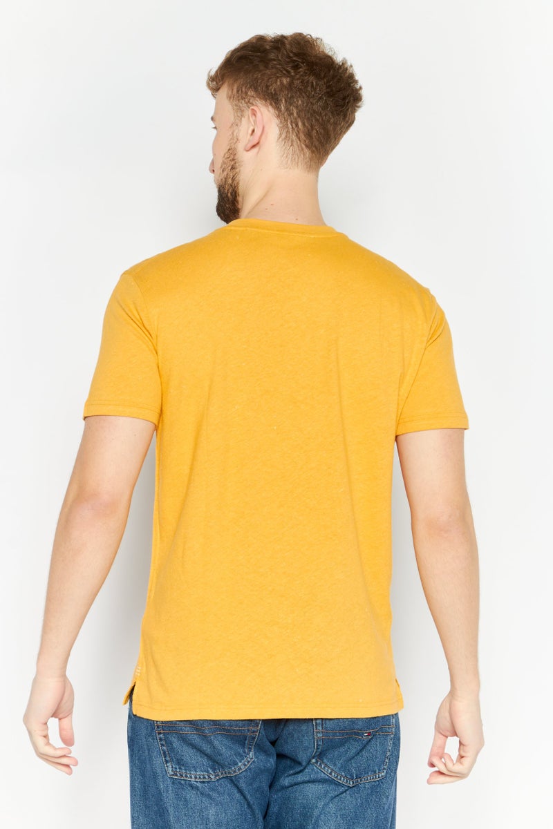 ESPRIT تي شيرت رجالي بقصة عادية بياقة دائرية وأكمام قصيرة، برتقالي فاتح - Image 2