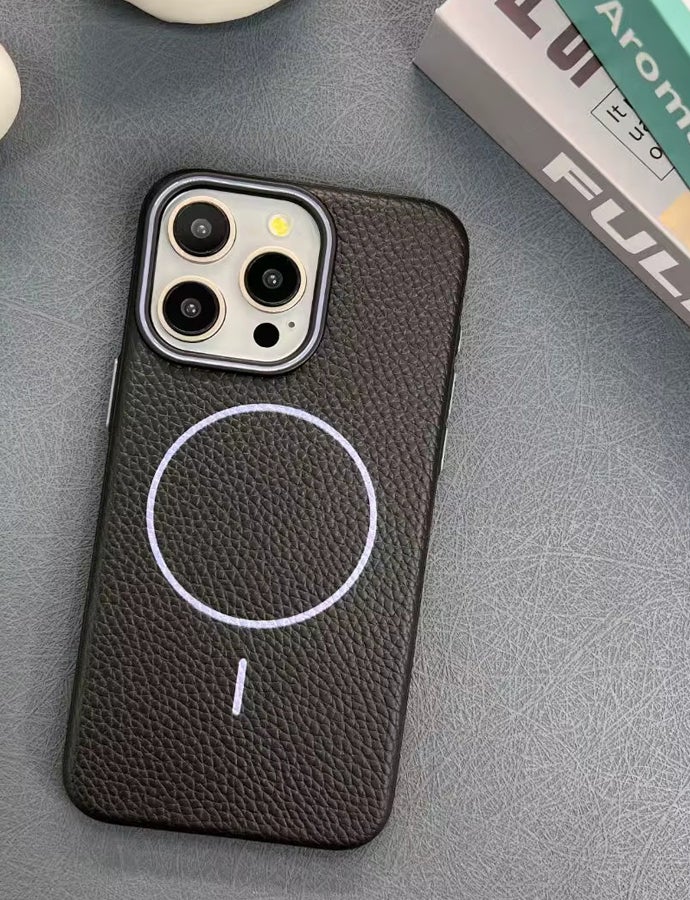 جراب هاتف أيفون ماج سيف لهاتف iPhone 16 Pro Max  جراب جلد بإطار مطاطي عالي الجودة وجراب جلدي رفيع بنمط الليتشي مع حماية عدسة الكاميرا وغطاء مقاوم للصدمات ويدعم الشحن اللاسلكي وغطاء جلدي لهاتف iPhone 16 Pro Max - أسود - Image 4