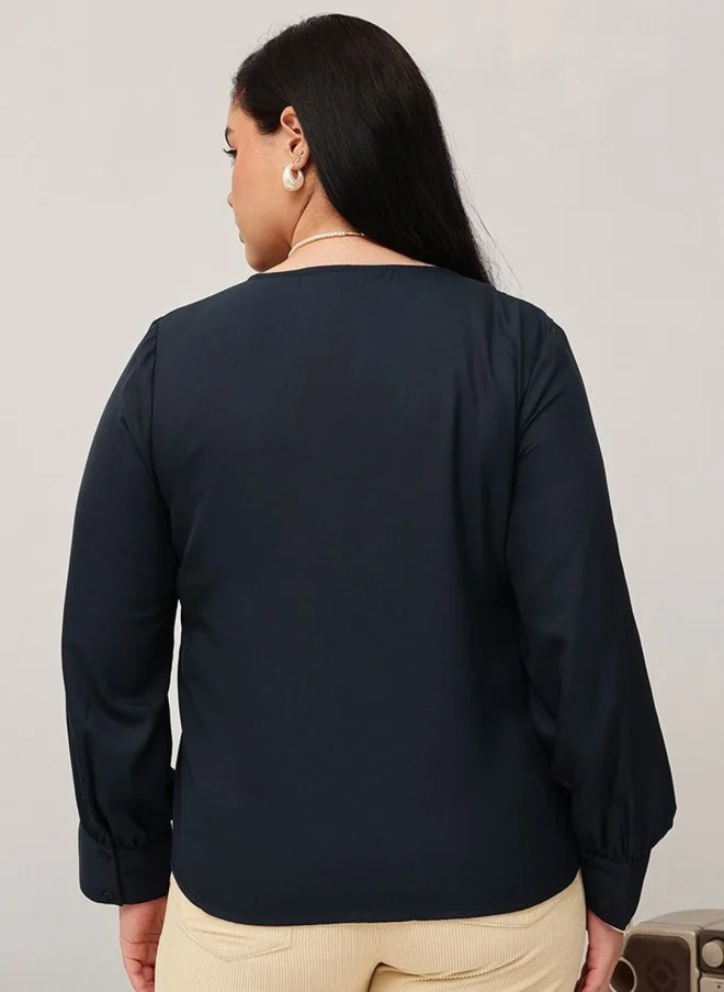 CURVY STREET بلوزة نسائية بياقة على شكل حرف  بلون أزرق داكن