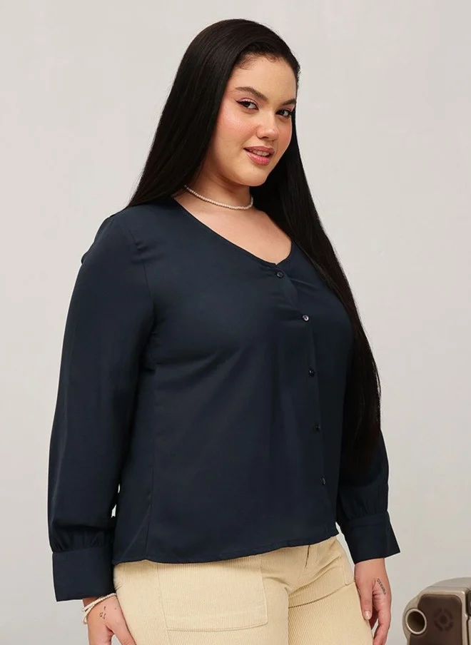 CURVY STREET بلوزة نسائية بياقة على شكل حرف  بلون أزرق داكن