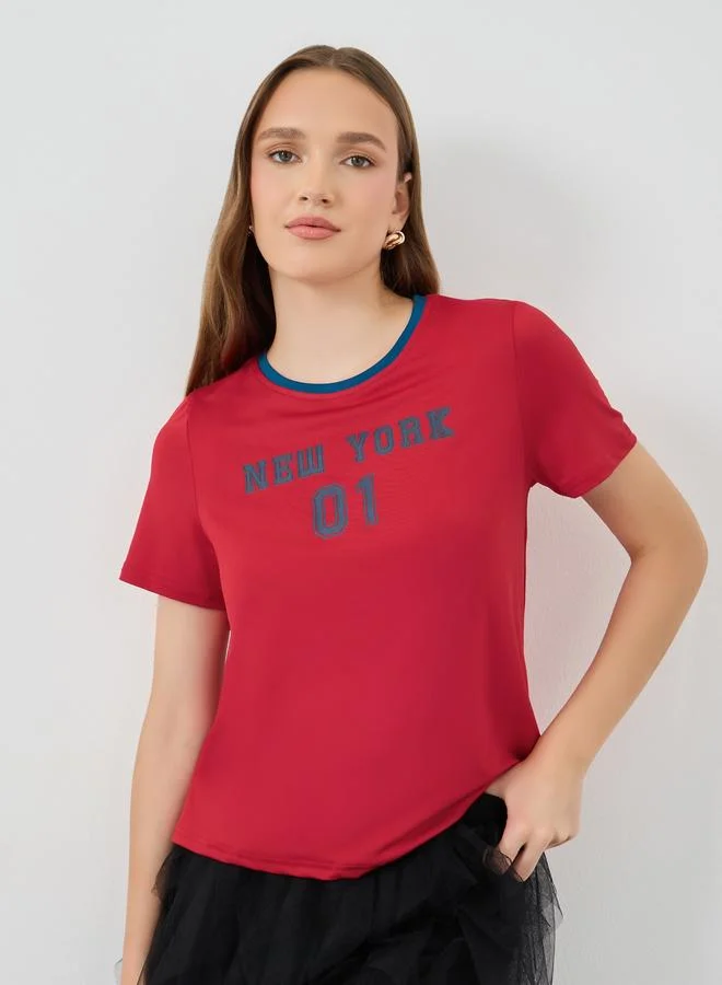 تايك تو تيشيرت بياقة دائرية وطبعة شعار